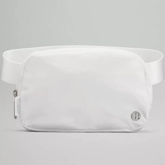 New With Tag super cute and trendy white Wear Everywhere Belt Body Bag! - Picture 1 of 1